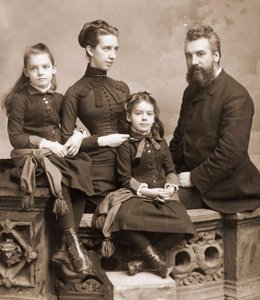 Alexander Graham Bell，他的妻子Mabel Gardiner Hubbard和他们的女儿Elsie和Marian的照片c.1885rn